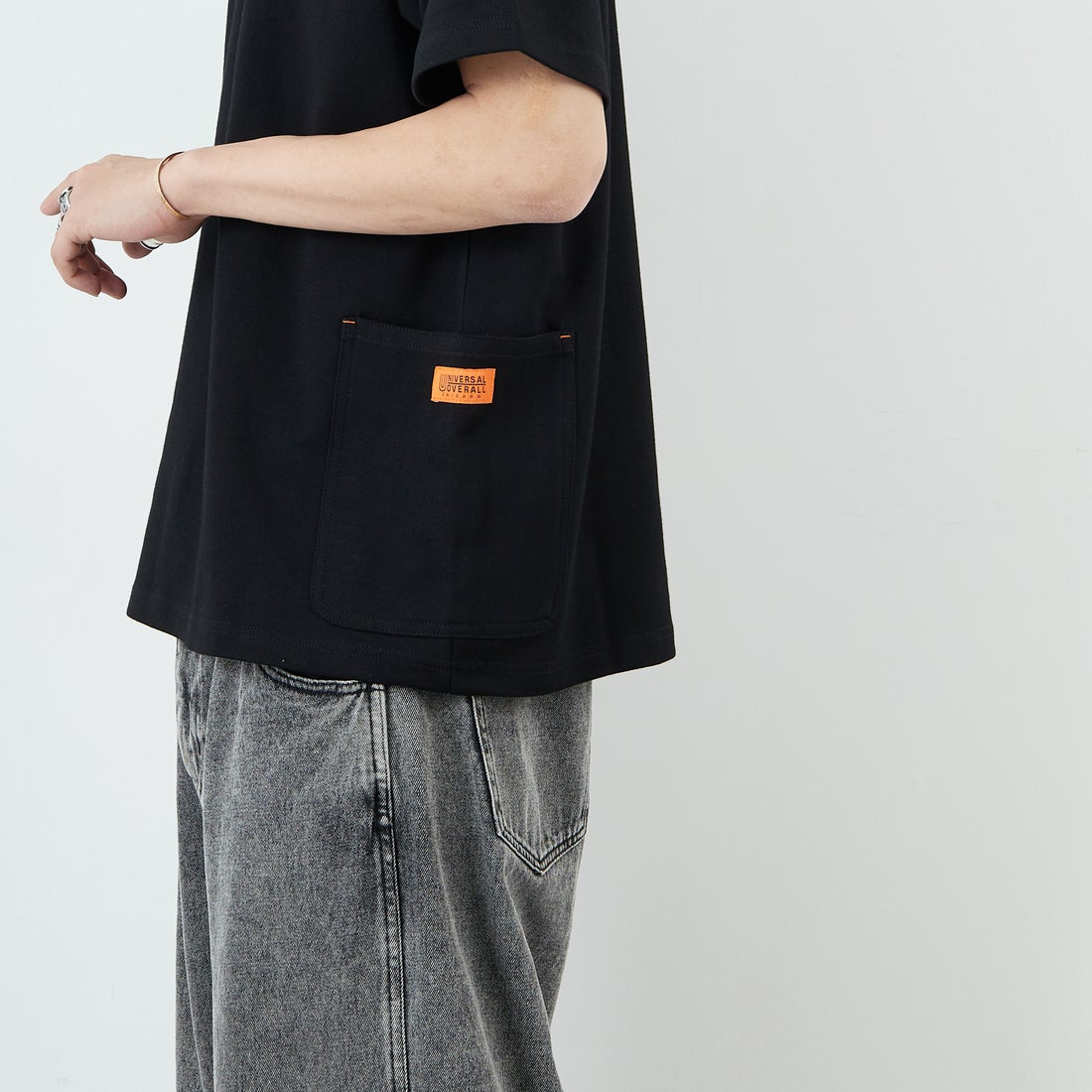 UNIVERSAL OVERALL [ユニバーサルオーバーオール] 別注 ポンチカバーオールTシャツ [U2511279IN-JF] BLACK &&モデル身長：179cm 着用サイズ：L&&
