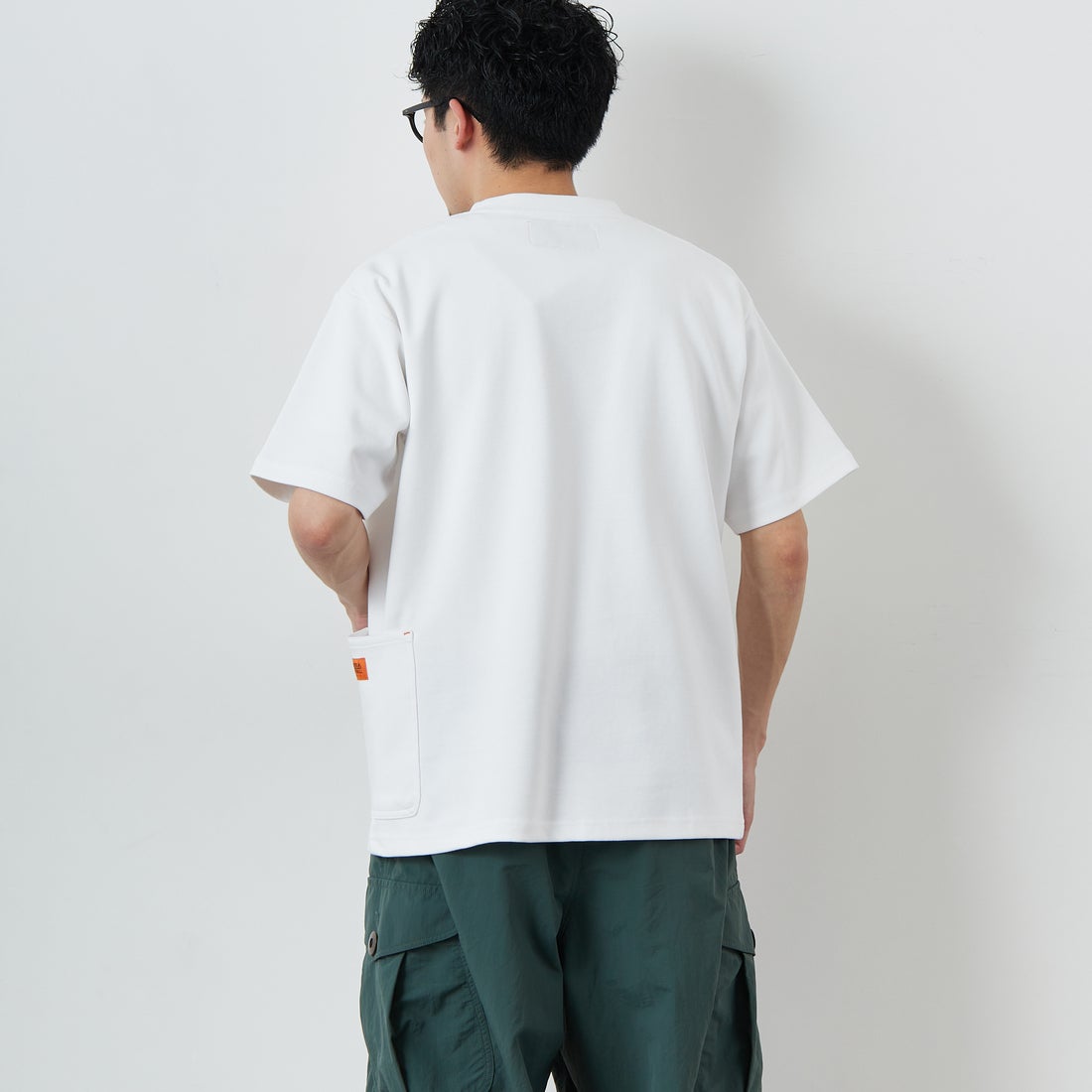 UNIVERSAL OVERALL [ユニバーサルオーバーオール] 別注 ポンチカバーオールTシャツ [U2511279IN-JF] WHITE &&モデル身長：167cm 着用サイズ：M&&