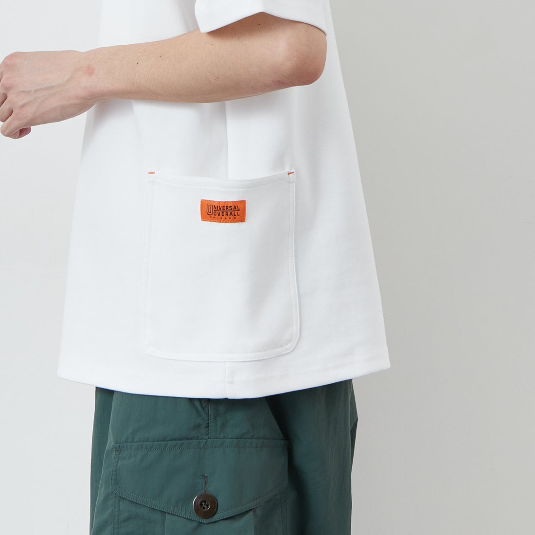 UNIVERSAL OVERALL [ユニバーサルオーバーオール] 別注 ポンチカバーオールTシャツ [U2511279IN-JF] WHITE &&モデル身長：167cm 着用サイズ：M&&