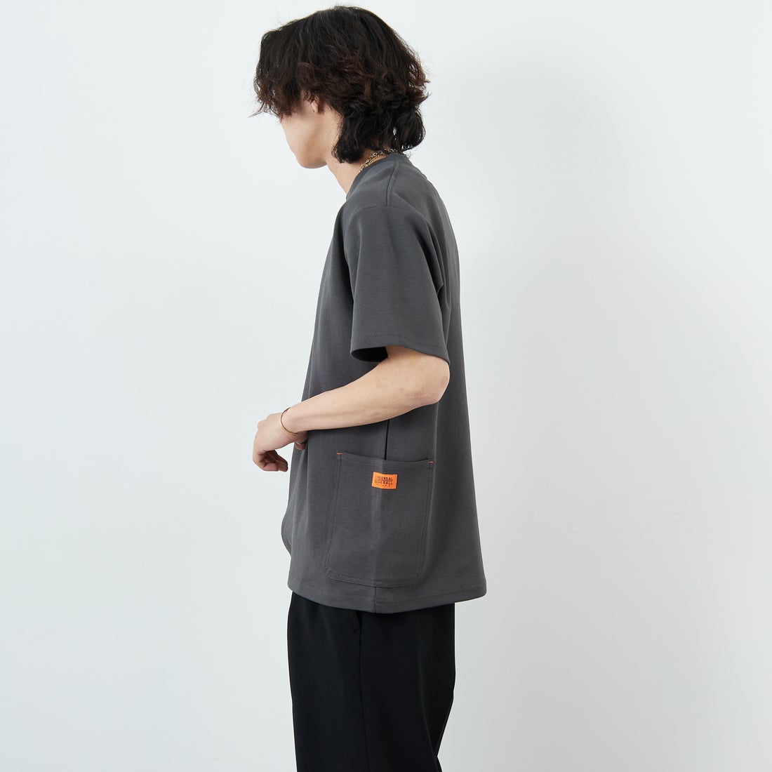 UNIVERSAL OVERALL [ユニバーサルオーバーオール] 別注 ポンチカバーオールTシャツ [U2511279IN-JF] CHARCOAL &&モデル身長：179cm 着用サイズ：L&&