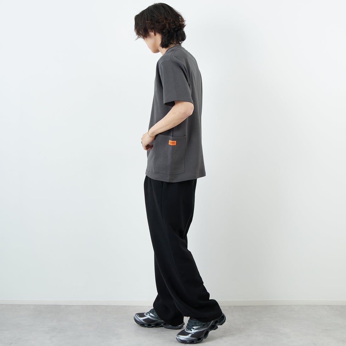 UNIVERSAL OVERALL [ユニバーサルオーバーオール] 別注 ポンチカバーオールTシャツ [U2511279IN-JF] CHARCOAL &&モデル身長：179cm 着用サイズ：L&&