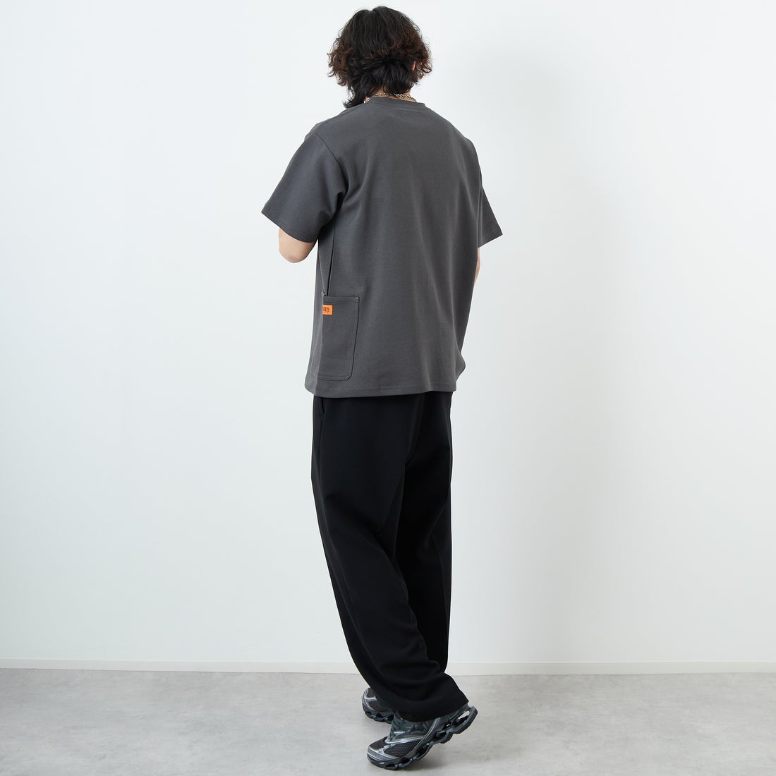 UNIVERSAL OVERALL [ユニバーサルオーバーオール] 別注 ポンチカバーオールTシャツ [U2511279IN-JF] CHARCOAL &&モデル身長：179cm 着用サイズ：L&&