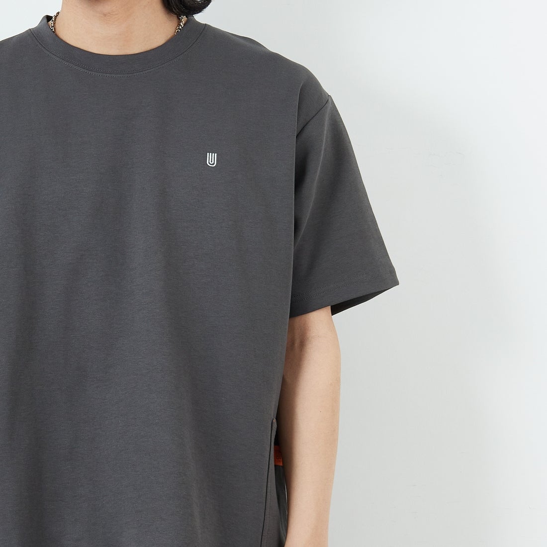 UNIVERSAL OVERALL [ユニバーサルオーバーオール] 別注 ポンチカバーオールTシャツ [U2511279IN-JF] CHARCOAL &&モデル身長：179cm 着用サイズ：L&&
