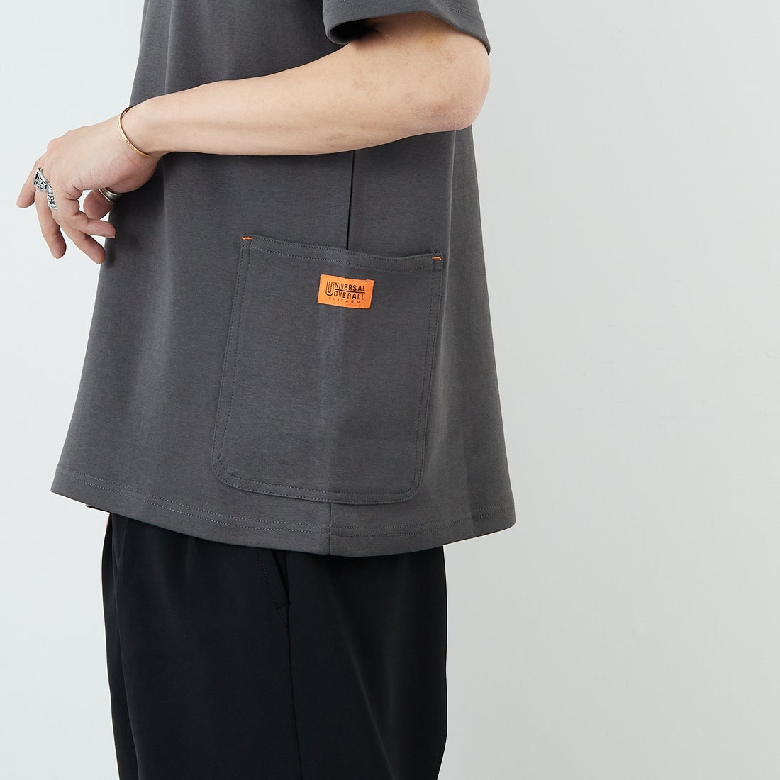 UNIVERSAL OVERALL [ユニバーサルオーバーオール] 別注 ポンチカバーオールTシャツ [U2511279IN-JF] CHARCOAL &&モデル身長：179cm 着用サイズ：L&&