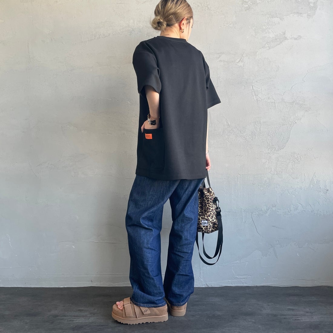 UNIVERSAL OVERALL [ユニバーサルオーバーオール] 別注 ポンチカバーオールTシャツ [U2511279IN-JF] BLACK &&モデル身長：150cm 着用サイズ：S&&