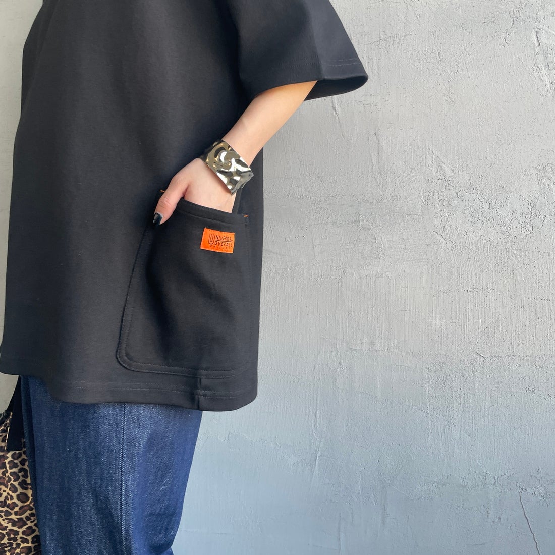 UNIVERSAL OVERALL [ユニバーサルオーバーオール] 別注 ポンチカバーオールTシャツ [U2511279IN-JF] BLACK &&モデル身長：150cm 着用サイズ：S&&