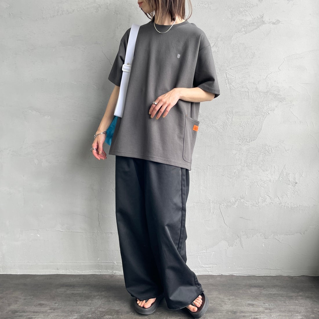 UNIVERSAL OVERALL [ユニバーサルオーバーオール] 別注 ポンチカバーオールTシャツ [U2511279IN-JF] CHARCOAL &&モデル身長：158cm 着用サイズ：S&&