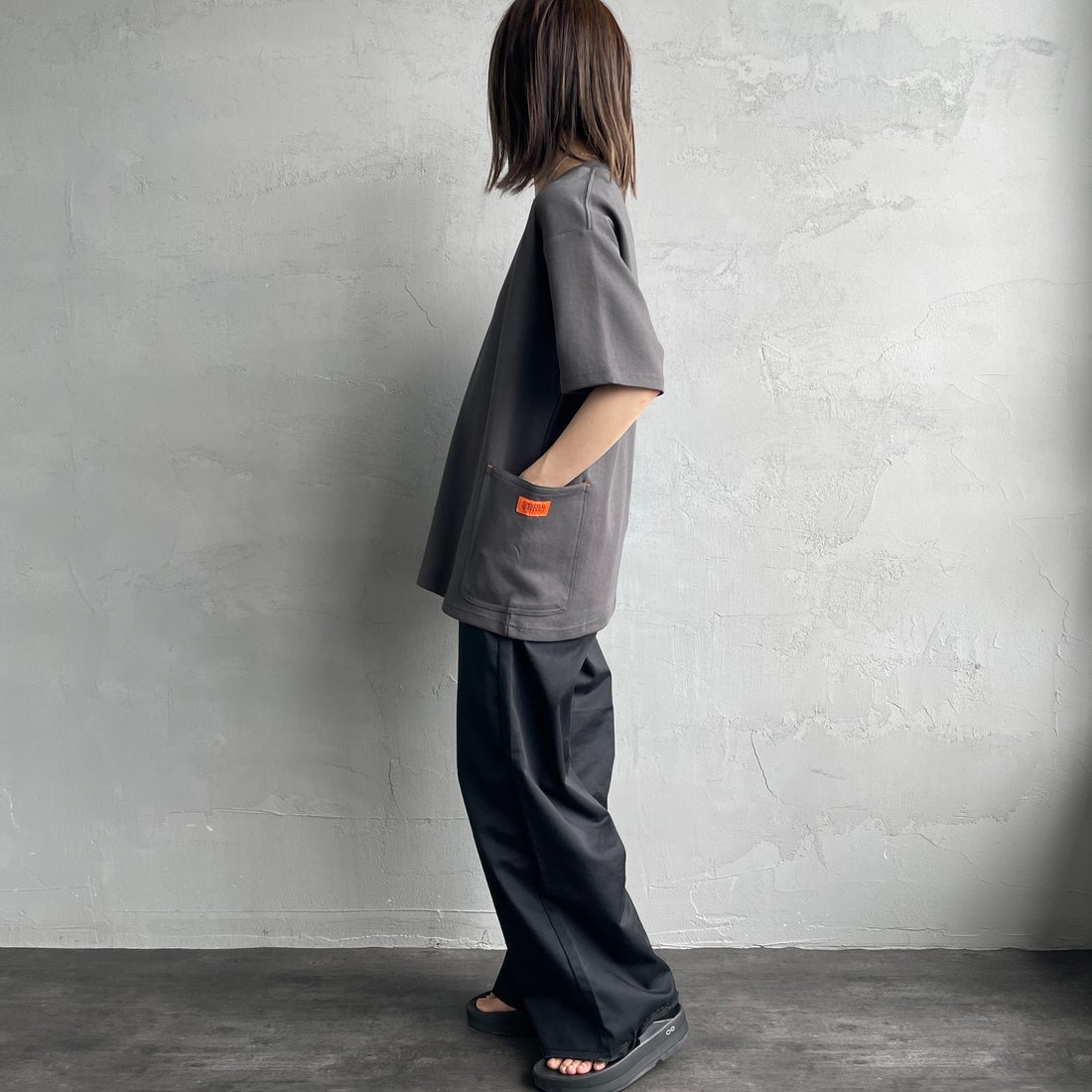 UNIVERSAL OVERALL [ユニバーサルオーバーオール] 別注 ポンチカバーオールTシャツ [U2511279IN-JF] CHARCOAL &&モデル身長：158cm 着用サイズ：S&&