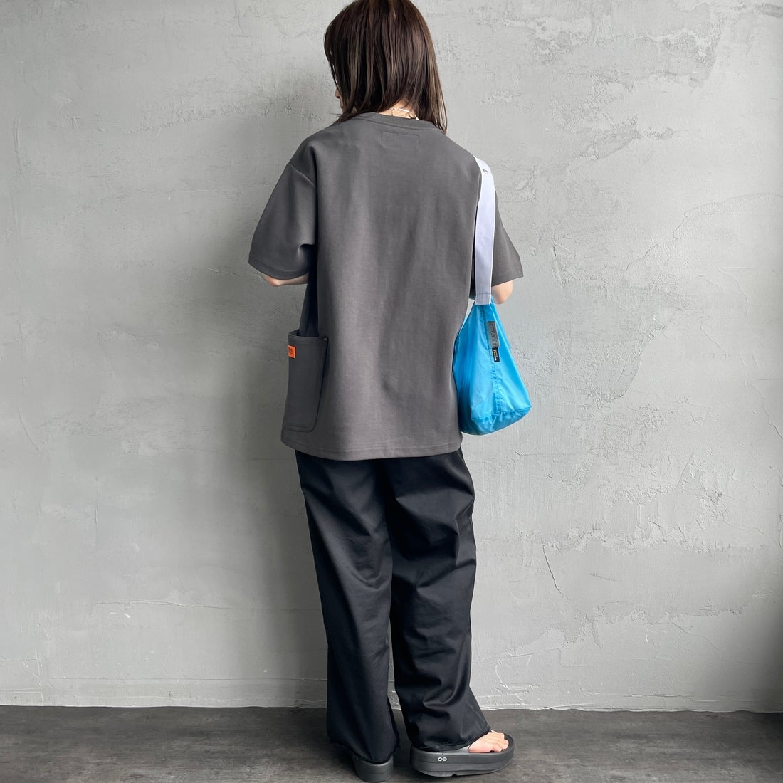 UNIVERSAL OVERALL [ユニバーサルオーバーオール] 別注 ポンチカバーオールTシャツ [U2511279IN-JF] CHARCOAL &&モデル身長：158cm 着用サイズ：S&&