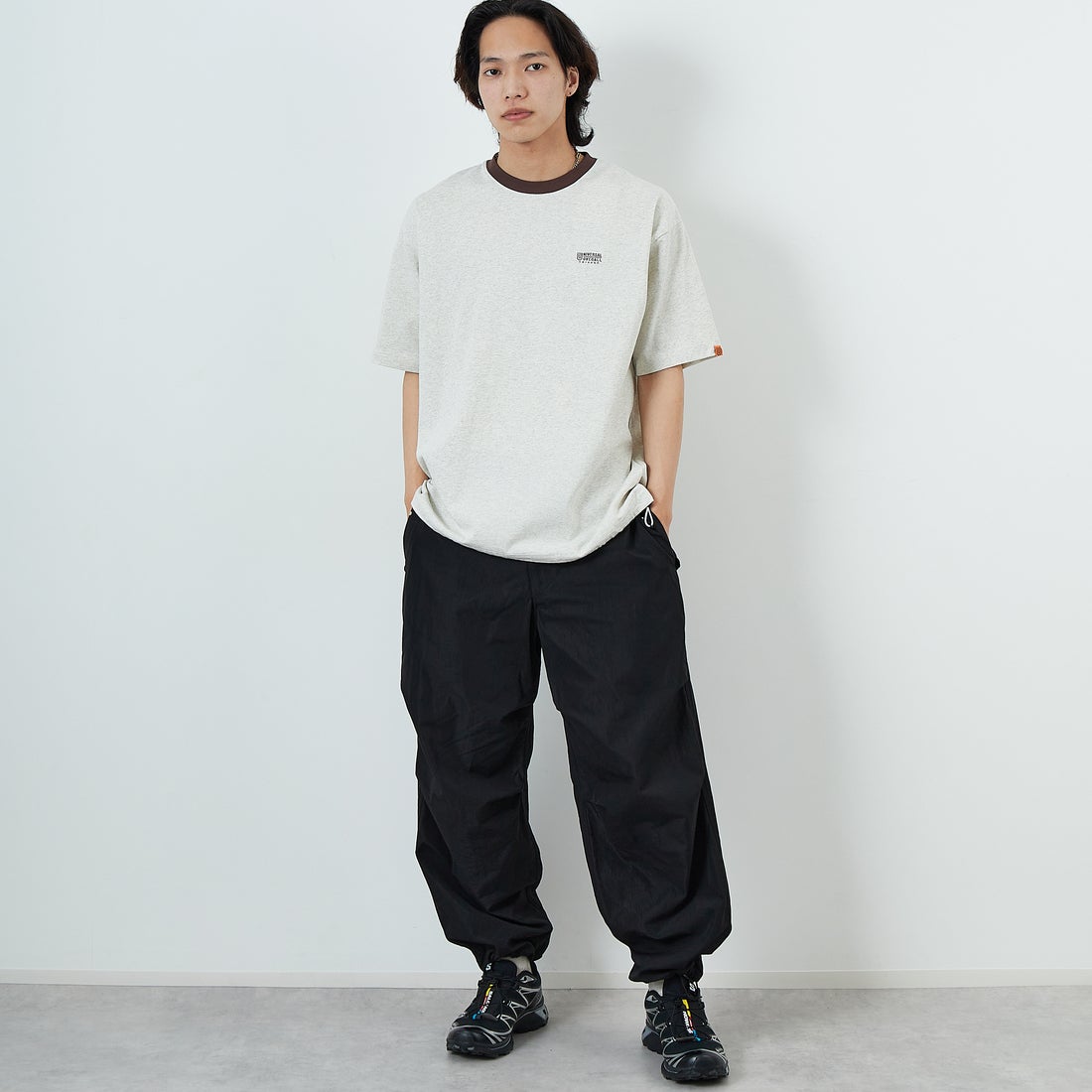 UNIVERSAL OVERALL [ユニバーサルオーバーオール] 別注 ドローコード付き ワイドシルエットTシャツ [U2513282IN-JF] OAT/BRN &&モデル身長：179cm 着用サイズ：L&&
