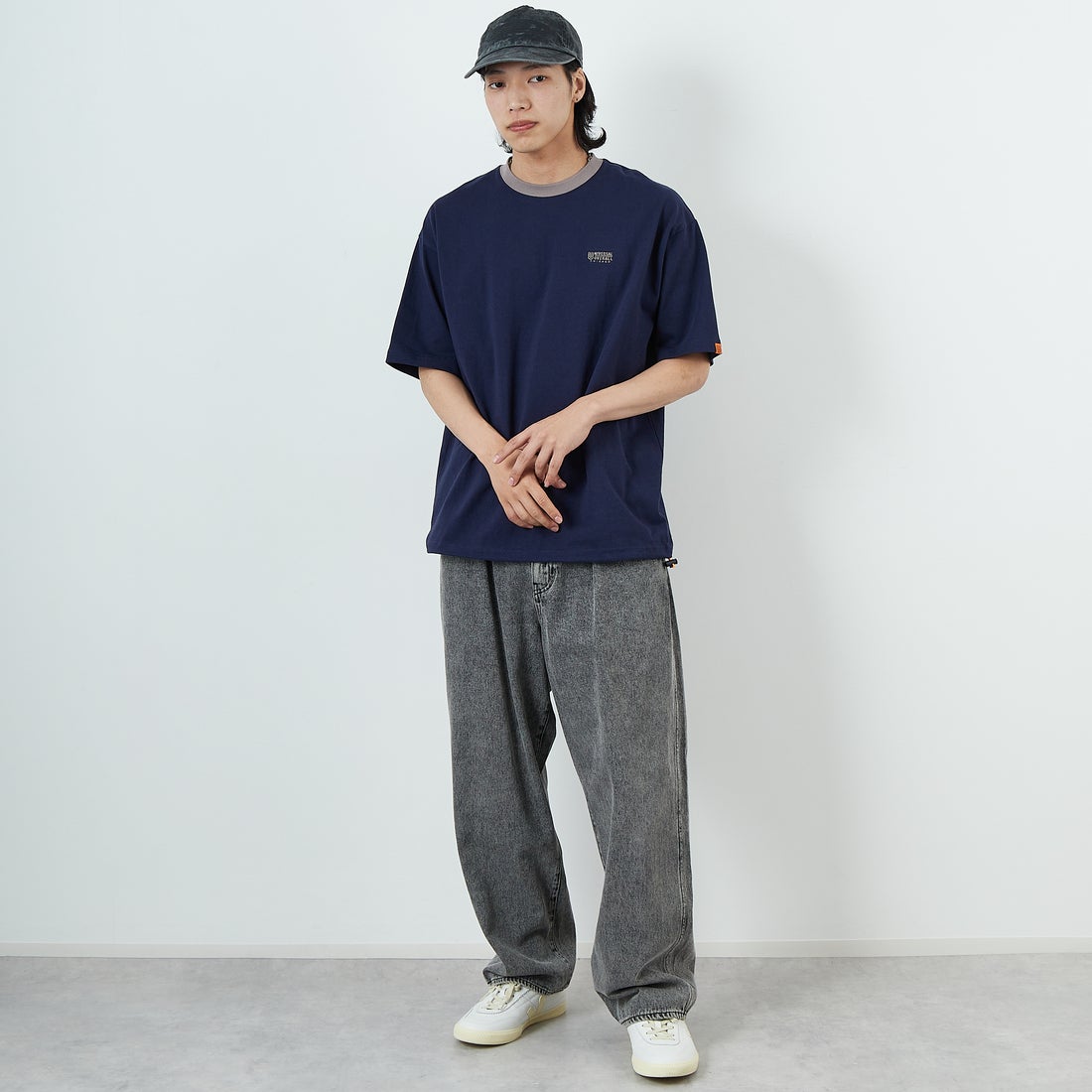 UNIVERSAL OVERALL [ユニバーサルオーバーオール] 別注 ドローコード付き ワイドシルエットTシャツ [U2513282IN-JF] NVY/BEG &&モデル身長：179cm 着用サイズ：L&&