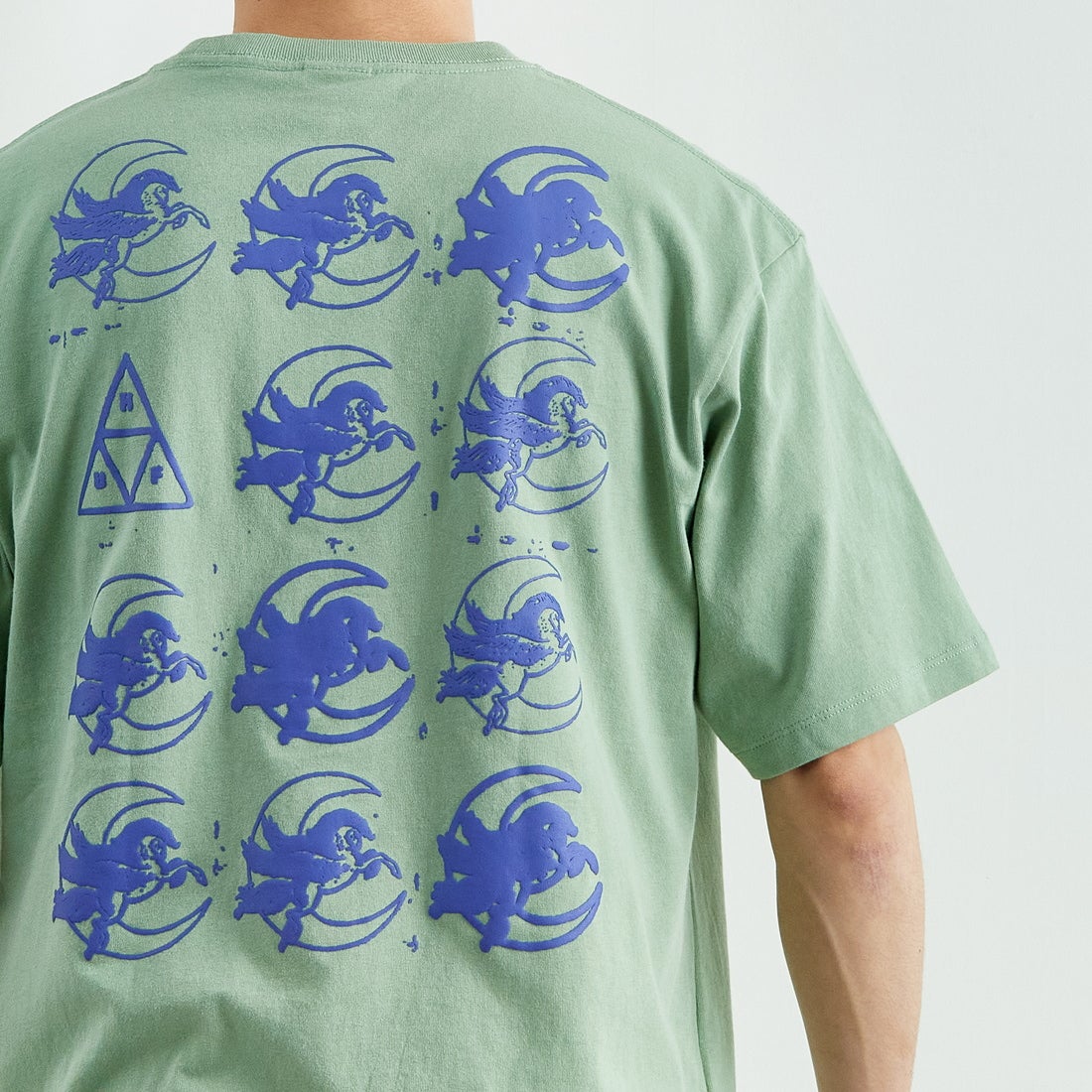 HUF [ハフ] ペガサス ショートスリーブTシャツ [TS02399] BASIL &&モデル身長：168cm 着用サイズ：M&&