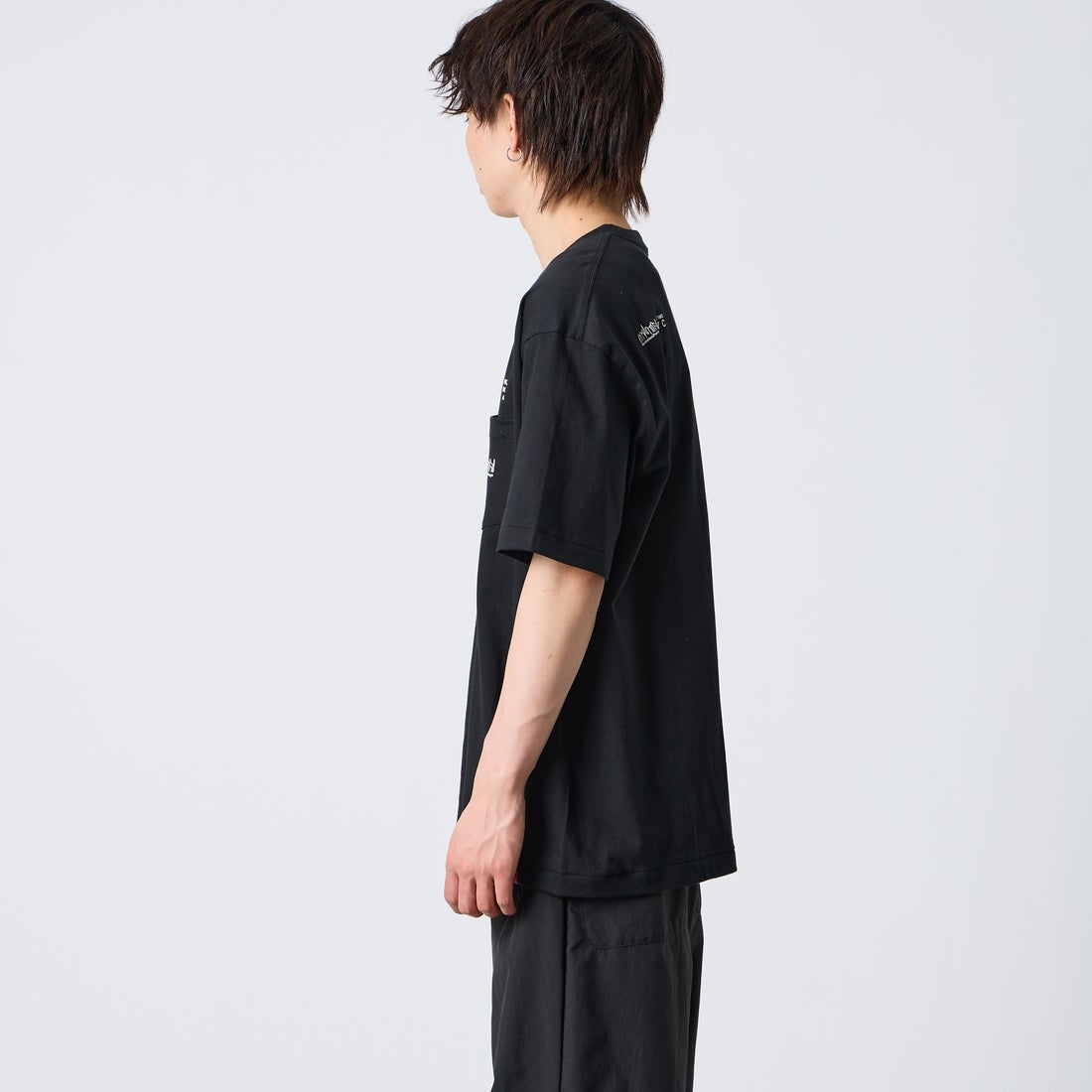 MANHATTAN PORTAGE [マンハッタンポーテージ] スカイラインロゴ ショートスリーブポケットTシャツ [MP-M611] BLACK &&モデル身長：177cm 着用サイズ：XL&&