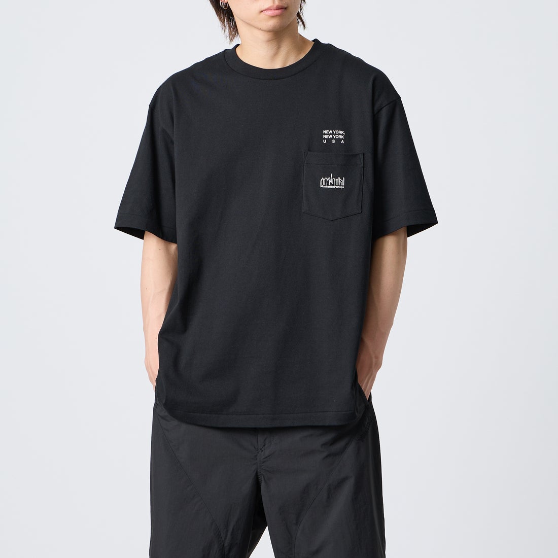 MANHATTAN PORTAGE [マンハッタンポーテージ] スカイラインロゴ ショートスリーブポケットTシャツ [MP-M611] BLACK &&モデル身長：177cm 着用サイズ：XL&&