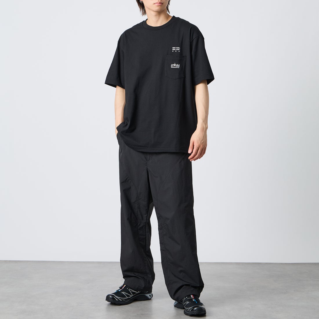 MANHATTAN PORTAGE [マンハッタンポーテージ] スカイラインロゴ ショートスリーブポケットTシャツ [MP-M611] BLACK &&モデル身長：177cm 着用サイズ：XL&&