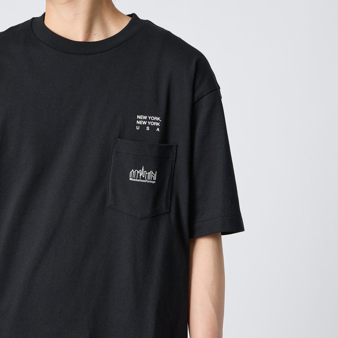MANHATTAN PORTAGE [マンハッタンポーテージ] スカイラインロゴ ショートスリーブポケットTシャツ [MP-M611] BLACK &&モデル身長：177cm 着用サイズ：XL&&
