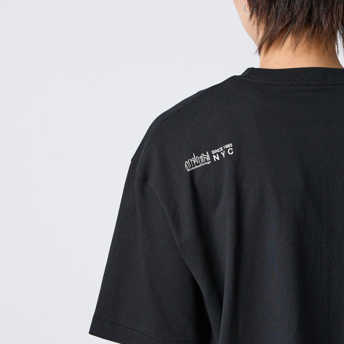 MANHATTAN PORTAGE [マンハッタンポーテージ] スカイラインロゴ ショートスリーブポケットTシャツ [MP-M611] BLACK &&モデル身長：177cm 着用サイズ：XL&&