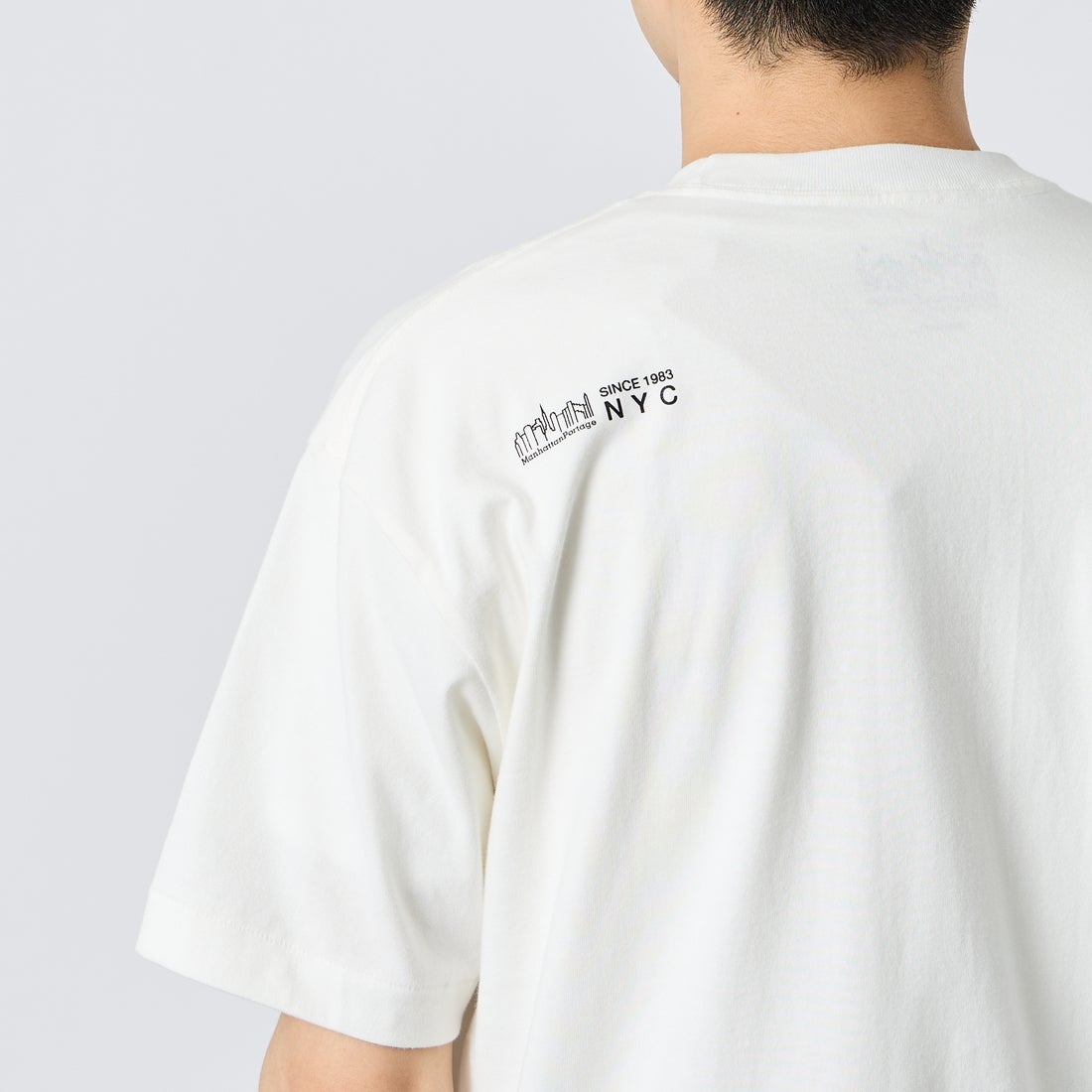 MANHATTAN PORTAGE [マンハッタンポーテージ] スカイラインロゴ ショートスリーブポケットTシャツ [MP-M611] WHITE &&モデル身長：167cm 着用サイズ：M&&