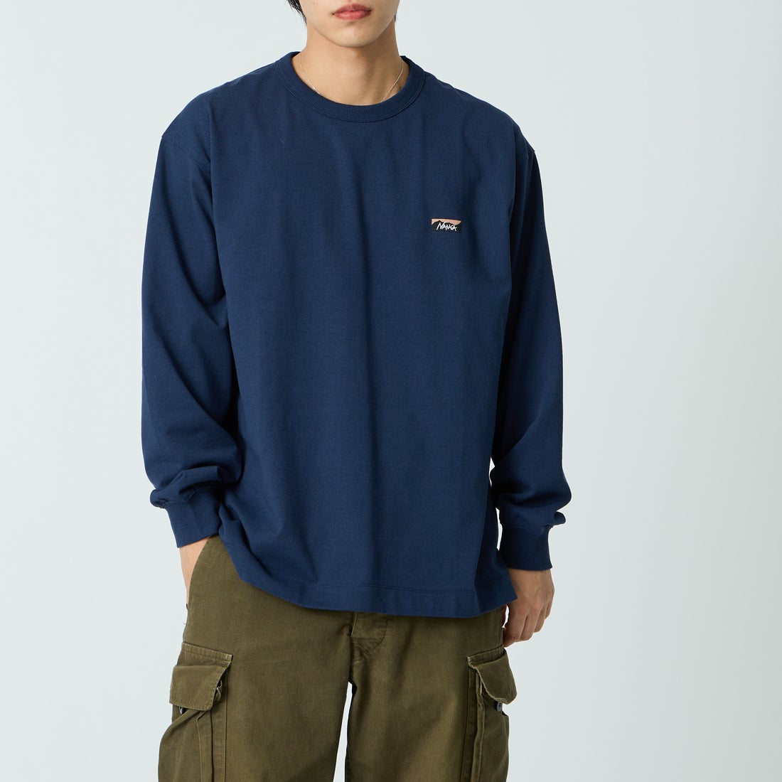 NANGA [ナンガ] エコハイブリッド ボックスロゴ刺繍Tシャツ [NW2411-1G803] D.NVY &&モデル身長：179cm 着用サイズ：L&&