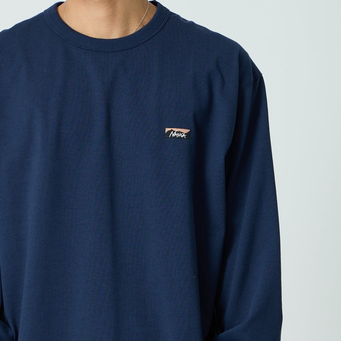 NANGA [ナンガ] エコハイブリッド ボックスロゴ刺繍Tシャツ [NW2411-1G803] D.NVY &&モデル身長：179cm 着用サイズ：L&&