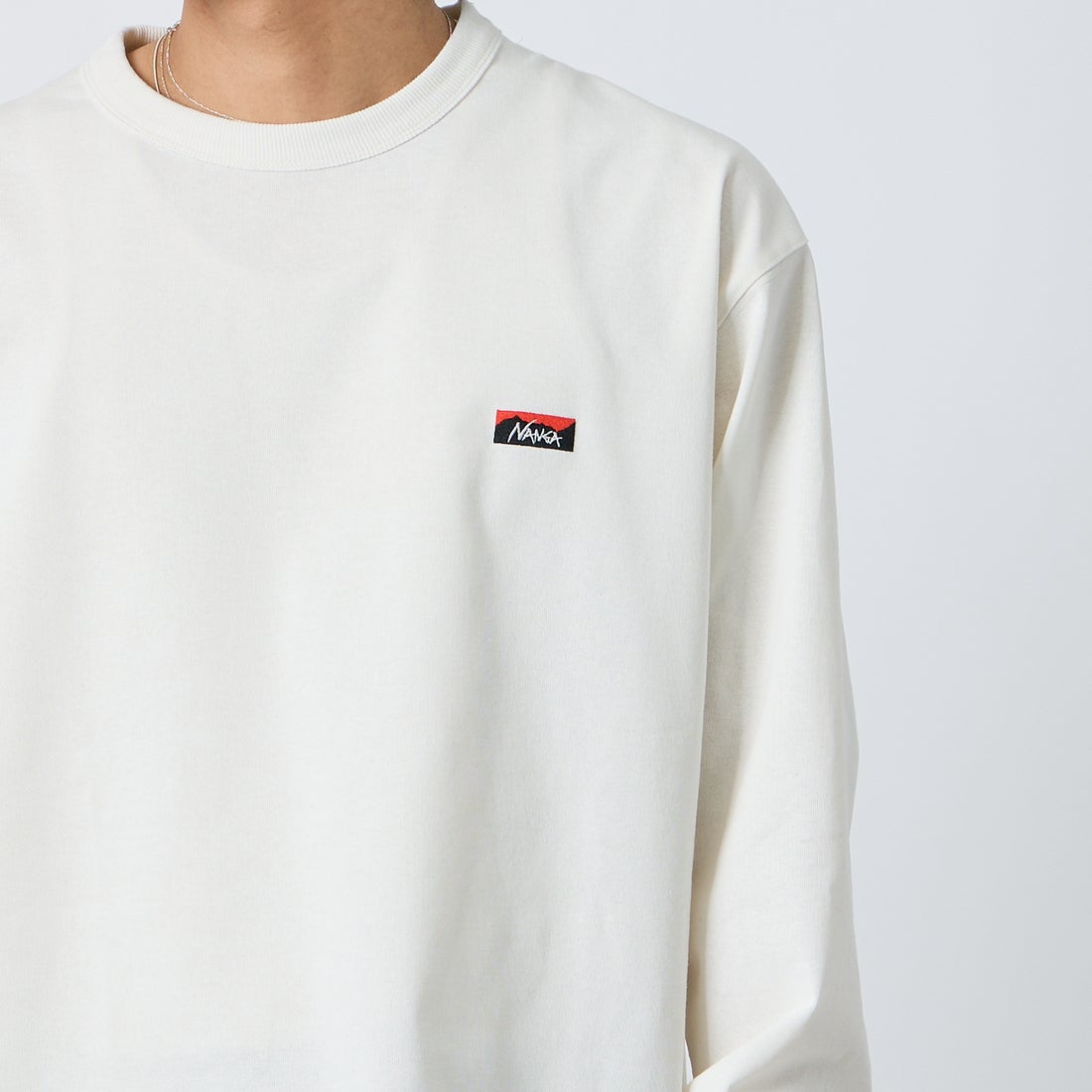 NANGA [ナンガ] エコハイブリッド ボックスロゴ刺繍Tシャツ [NW2411-1G803] WHT &&モデル身長：179cm 着用サイズ：L&&