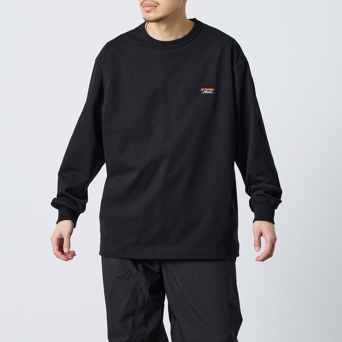 NANGA [ナンガ] エコハイブリッド ボックスロゴ刺繍Tシャツ [NW2411-1G803] BLK &&モデル身長：168cm 着用サイズ：M&&