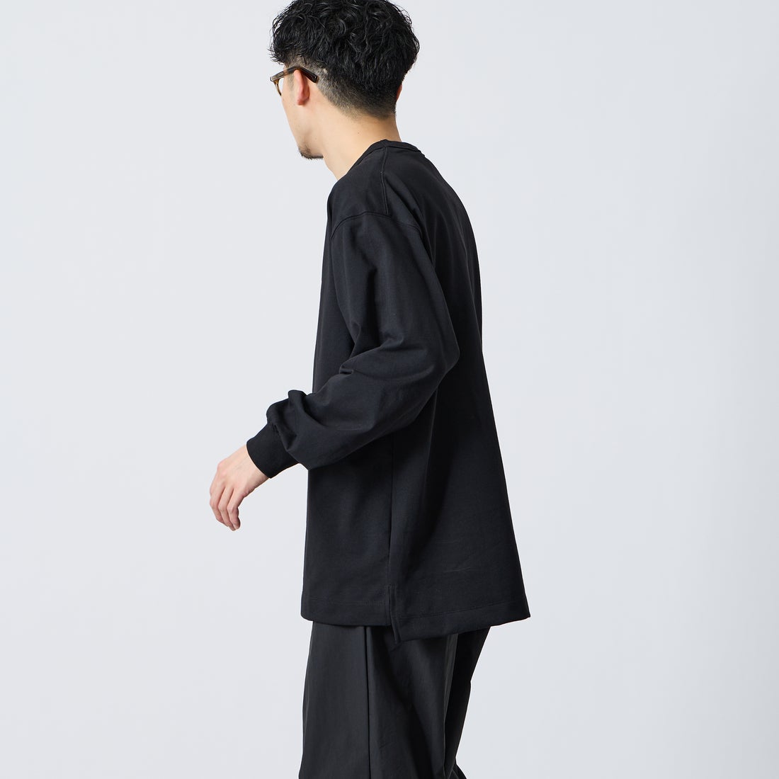NANGA [ナンガ] エコハイブリッド ボックスロゴ刺繍Tシャツ [NW2411-1G803] BLK &&モデル身長：168cm 着用サイズ：M&&