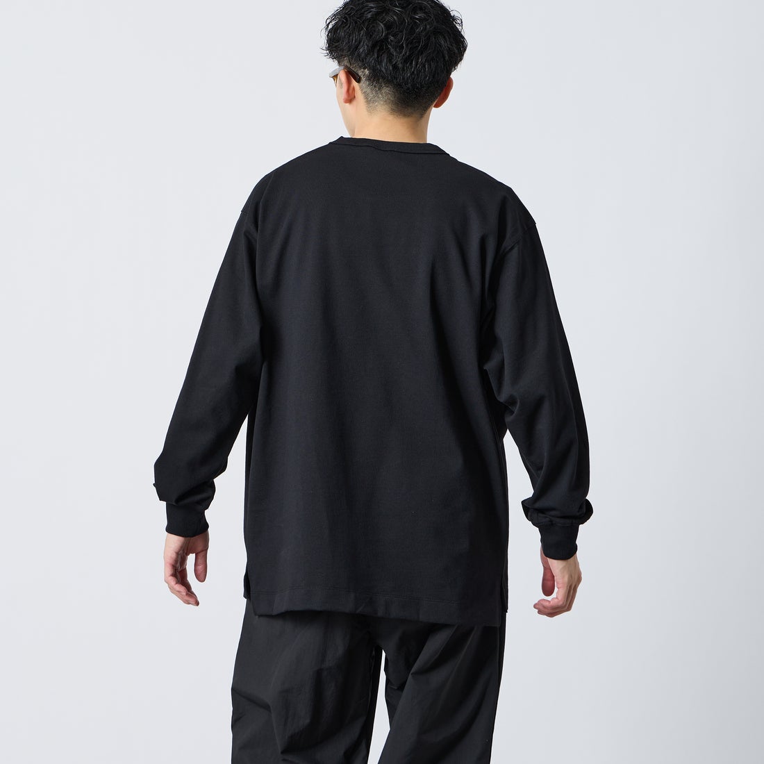 NANGA [ナンガ] エコハイブリッド ボックスロゴ刺繍Tシャツ [NW2411-1G803] BLK &&モデル身長：168cm 着用サイズ：M&&