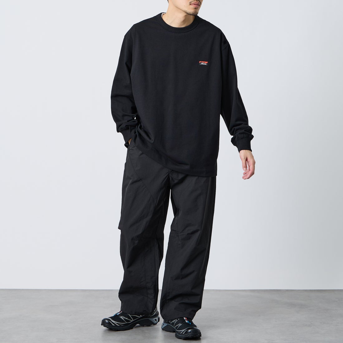 NANGA [ナンガ] エコハイブリッド ボックスロゴ刺繍Tシャツ [NW2411-1G803] BLK &&モデル身長：168cm 着用サイズ：M&&