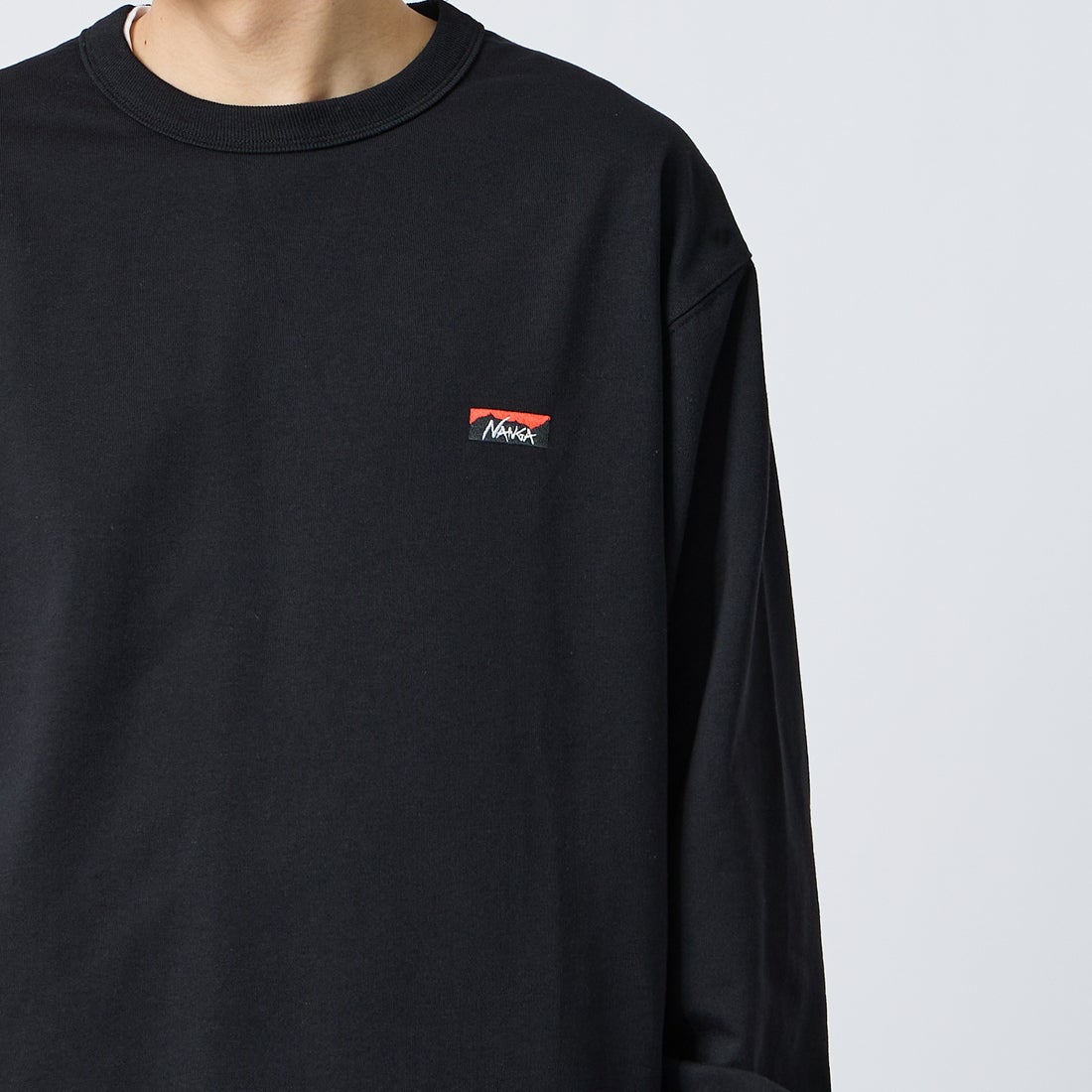 NANGA [ナンガ] エコハイブリッド ボックスロゴ刺繍Tシャツ [NW2411-1G803] BLK &&モデル身長：168cm 着用サイズ：M&&
