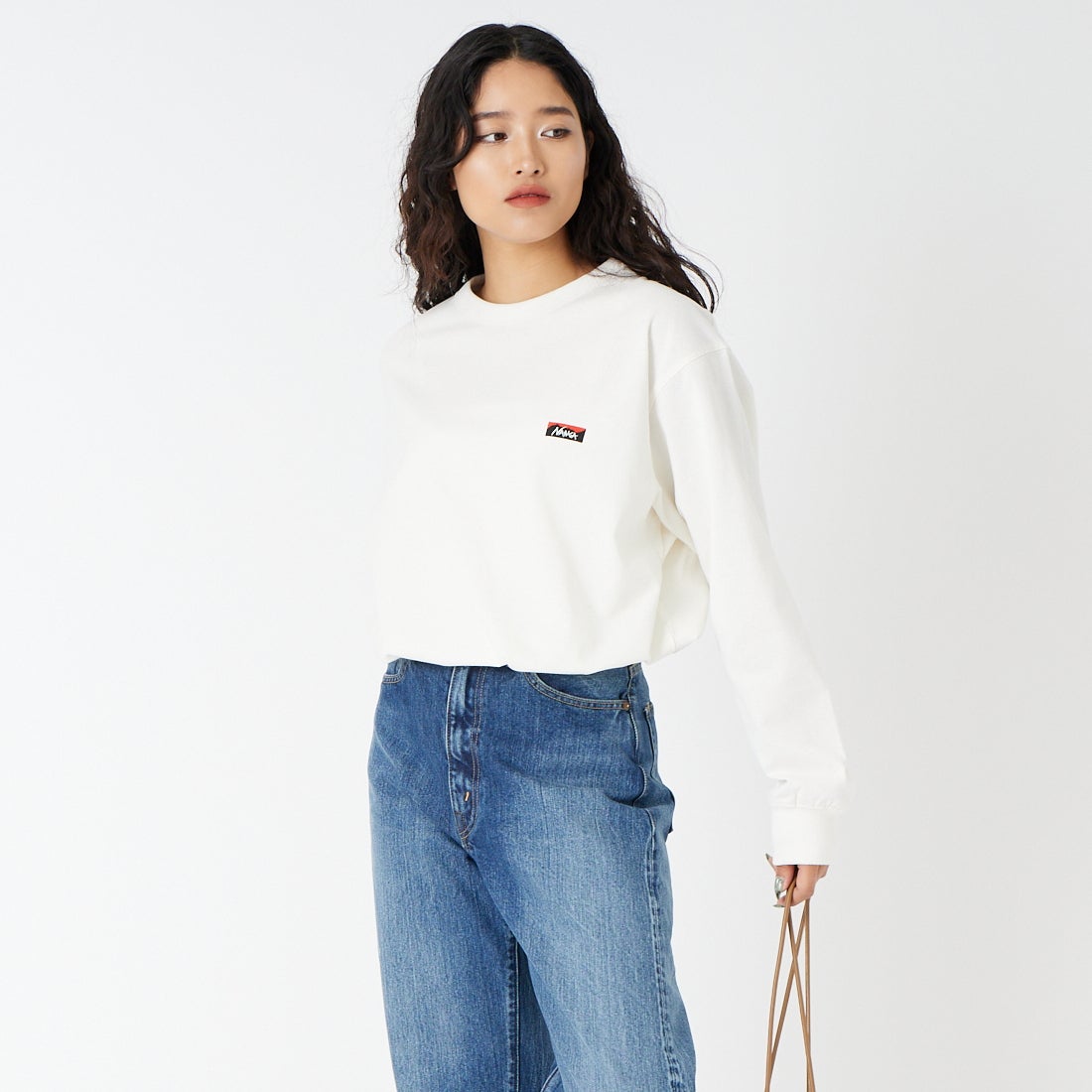 NANGA [ナンガ] エコハイブリッド ボックスロゴ刺繍Tシャツ [NW2411-1G803] WHT &&モデル身長：162cm 着用サイズ：S&&