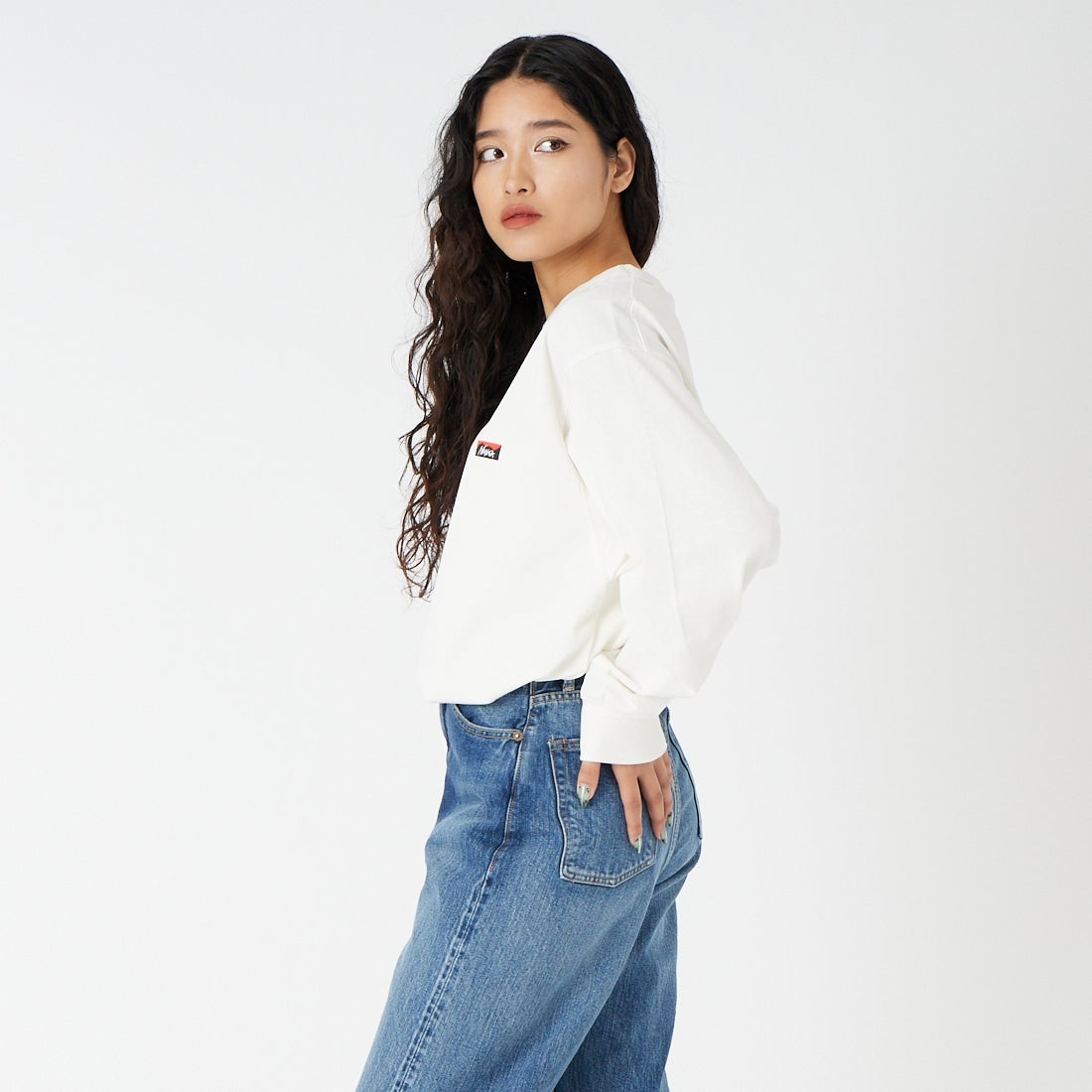 NANGA [ナンガ] エコハイブリッド ボックスロゴ刺繍Tシャツ [NW2411-1G803] WHT &&モデル身長：162cm 着用サイズ：S&&