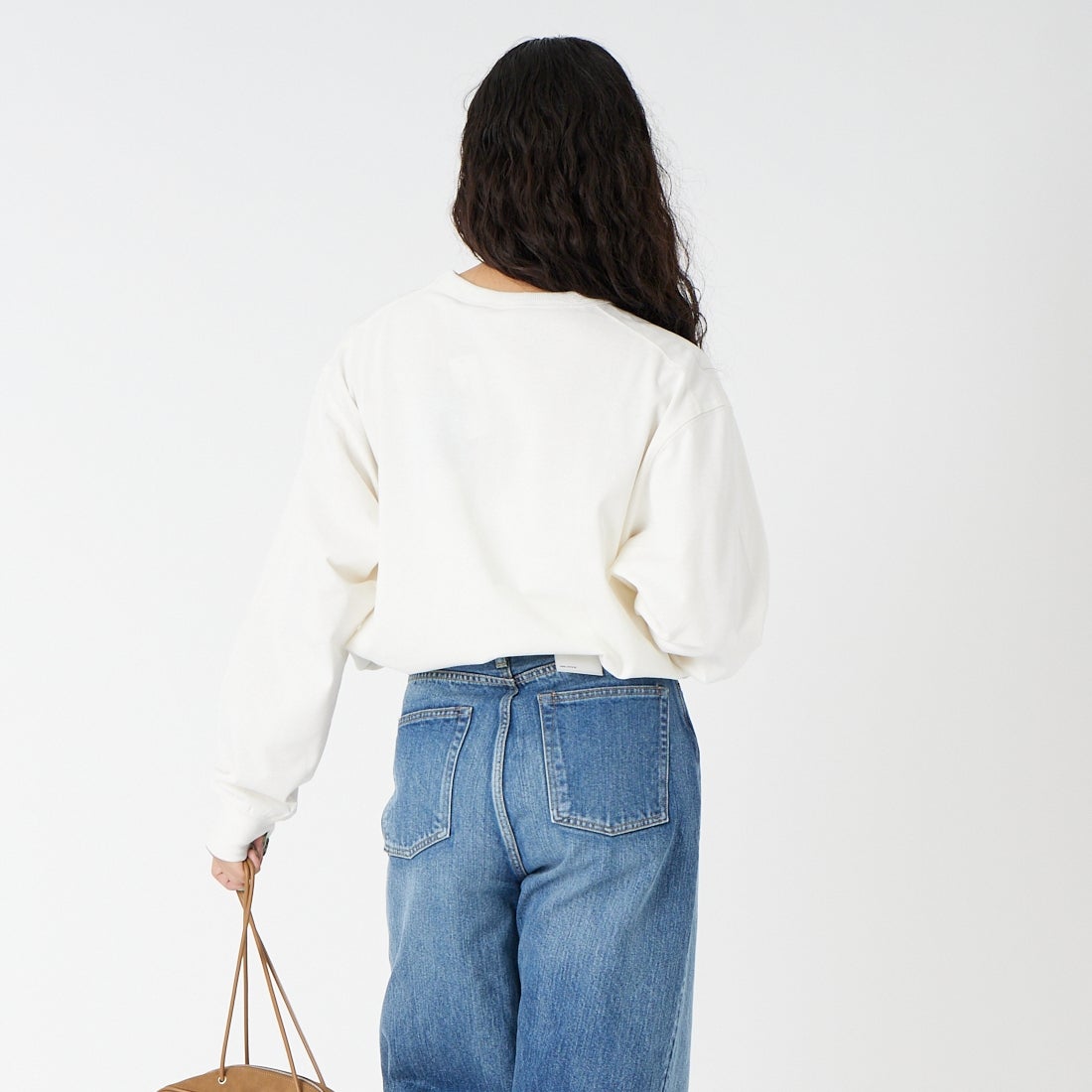 NANGA [ナンガ] エコハイブリッド ボックスロゴ刺繍Tシャツ [NW2411-1G803] WHT &&モデル身長：162cm 着用サイズ：S&&