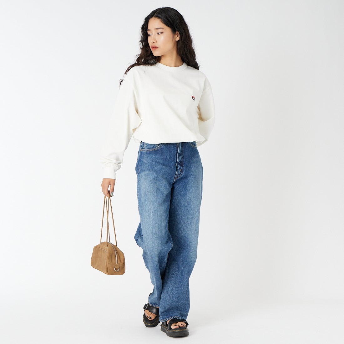 NANGA [ナンガ] エコハイブリッド ボックスロゴ刺繍Tシャツ [NW2411-1G803] WHT &&モデル身長：162cm 着用サイズ：S&&