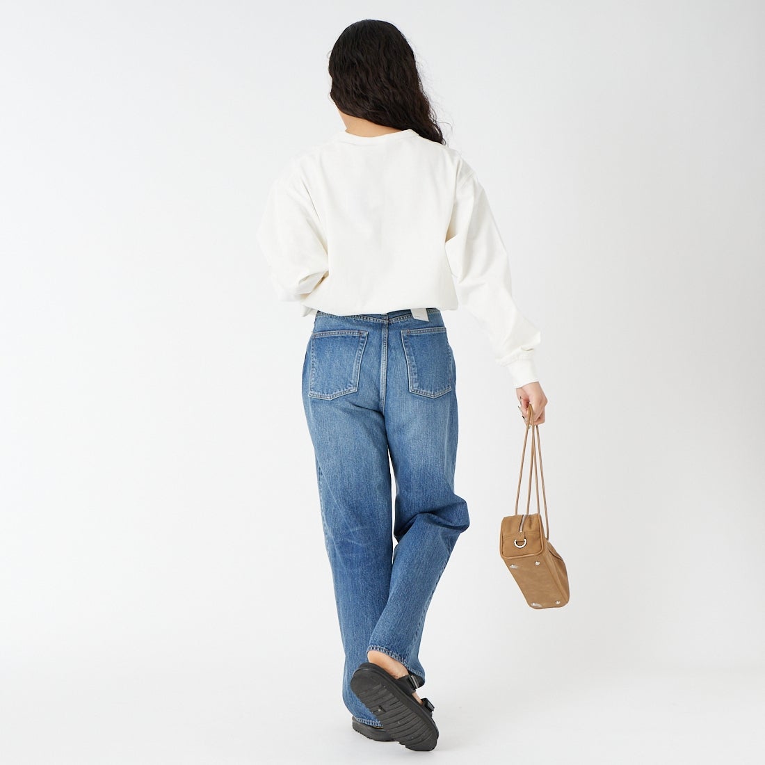 NANGA [ナンガ] エコハイブリッド ボックスロゴ刺繍Tシャツ [NW2411-1G803] WHT &&モデル身長：162cm 着用サイズ：S&&