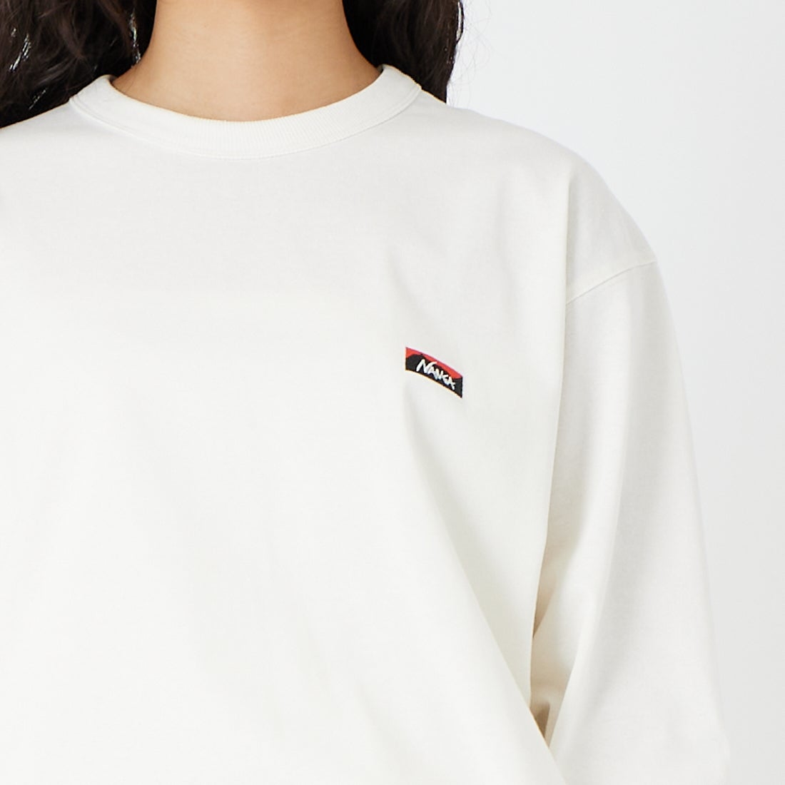 NANGA [ナンガ] エコハイブリッド ボックスロゴ刺繍Tシャツ [NW2411-1G803] WHT &&モデル身長：162cm 着用サイズ：S&&