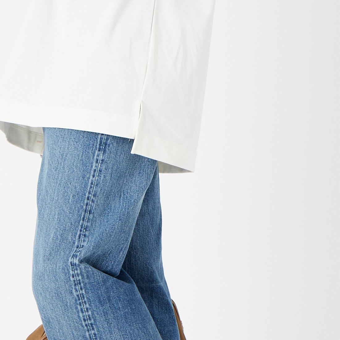 NANGA [ナンガ] エコハイブリッド ボックスロゴ刺繍Tシャツ [NW2411-1G803] WHT &&モデル身長：162cm 着用サイズ：S&&