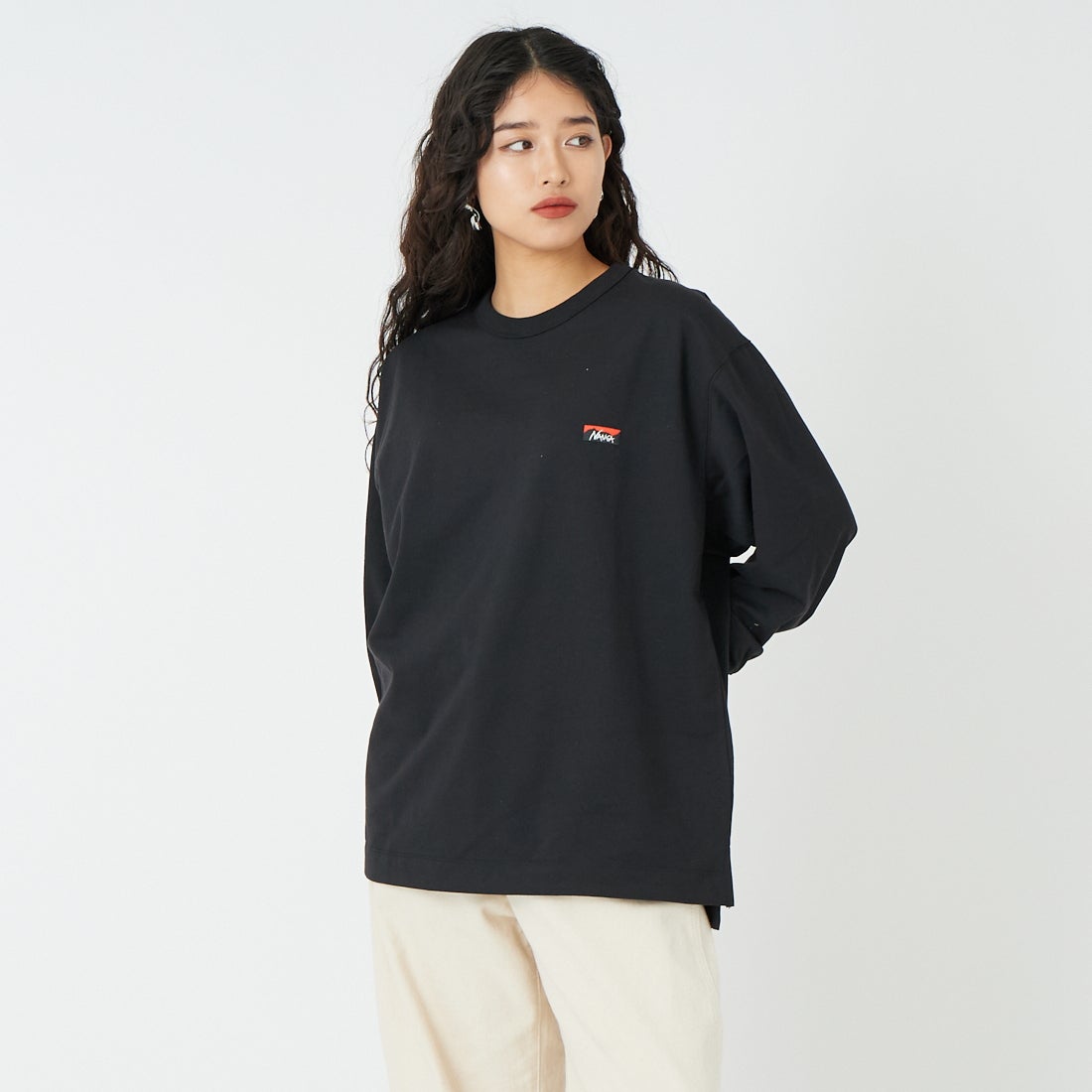 NANGA [ナンガ] エコハイブリッド ボックスロゴ刺繍Tシャツ [NW2411-1G803] BLK &&モデル身長：162cm 着用サイズ：S&&
