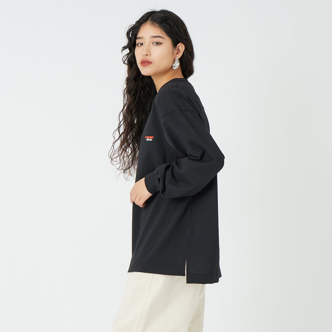 NANGA [ナンガ] エコハイブリッド ボックスロゴ刺繍Tシャツ [NW2411-1G803] BLK &&モデル身長：162cm 着用サイズ：S&&