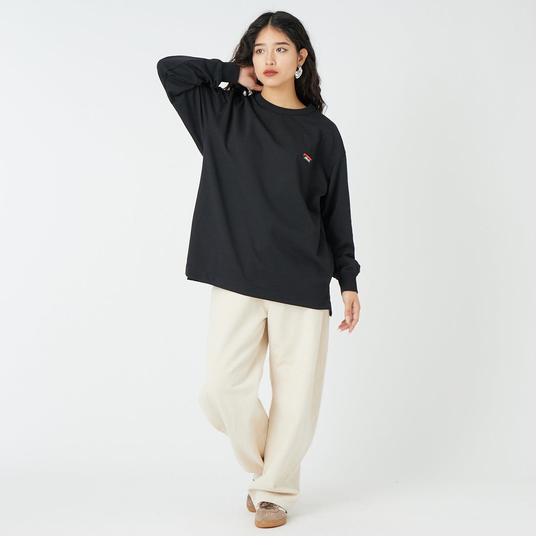 NANGA [ナンガ] エコハイブリッド ボックスロゴ刺繍Tシャツ [NW2411-1G803] BLK &&モデル身長：162cm 着用サイズ：S&&