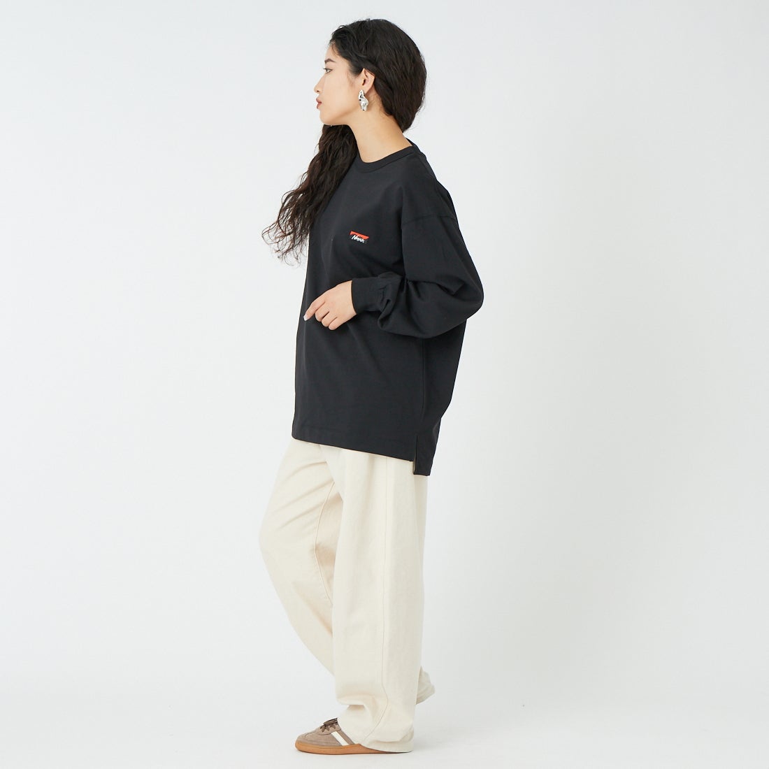 NANGA [ナンガ] エコハイブリッド ボックスロゴ刺繍Tシャツ [NW2411-1G803] BLK &&モデル身長：162cm 着用サイズ：S&&