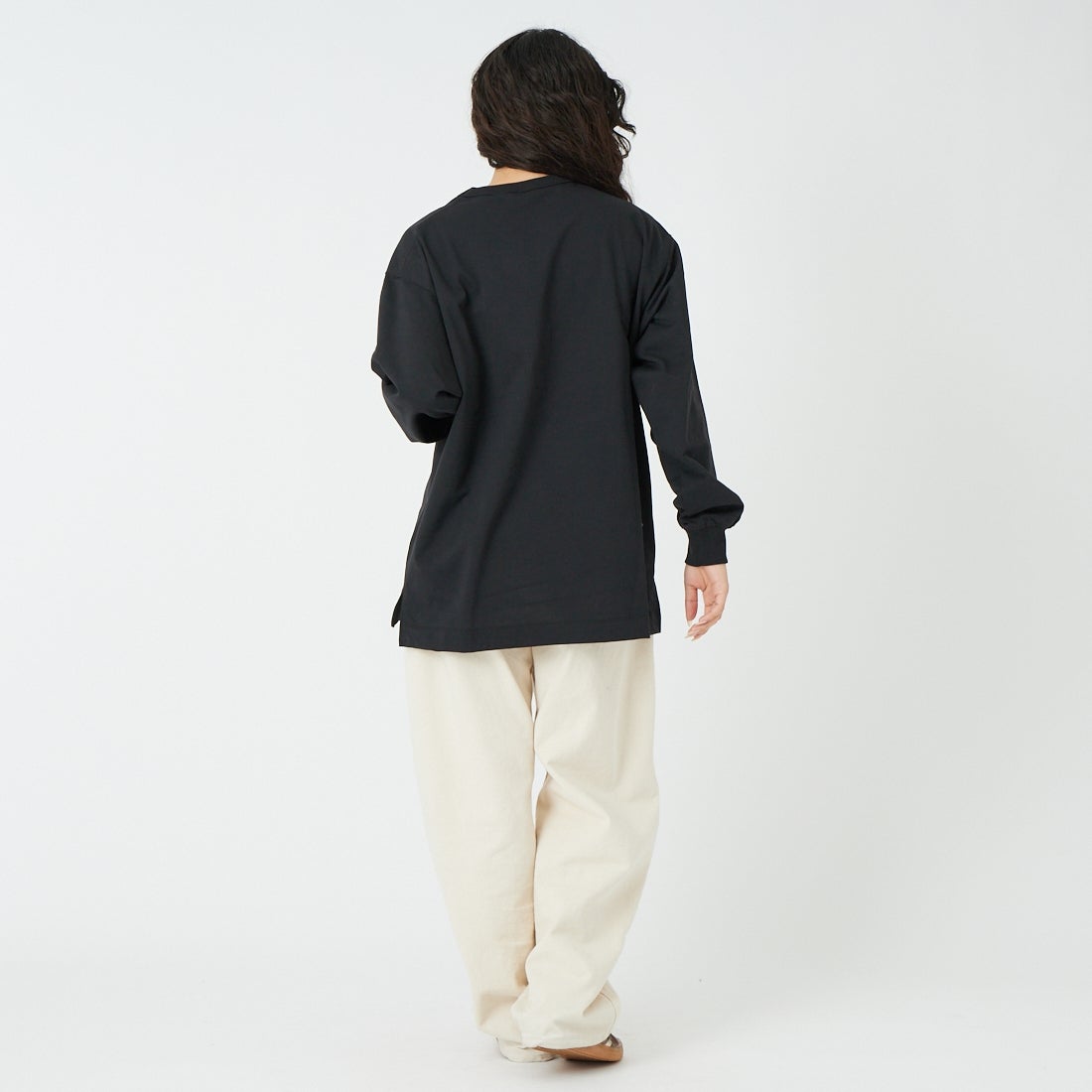 NANGA [ナンガ] エコハイブリッド ボックスロゴ刺繍Tシャツ [NW2411-1G803] BLK &&モデル身長：162cm 着用サイズ：S&&