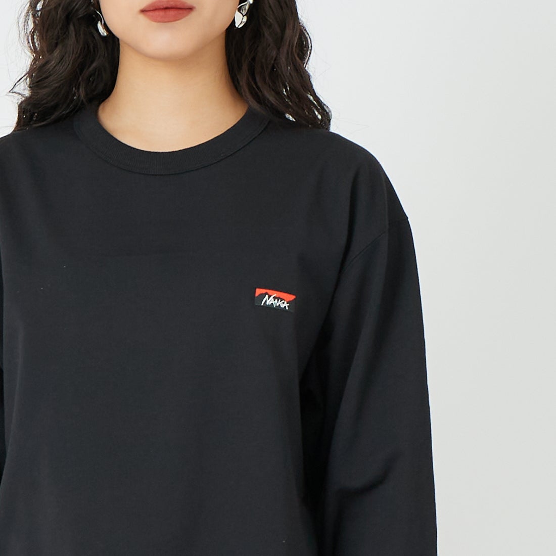 NANGA [ナンガ] エコハイブリッド ボックスロゴ刺繍Tシャツ [NW2411-1G803] BLK &&モデル身長：162cm 着用サイズ：S&&
