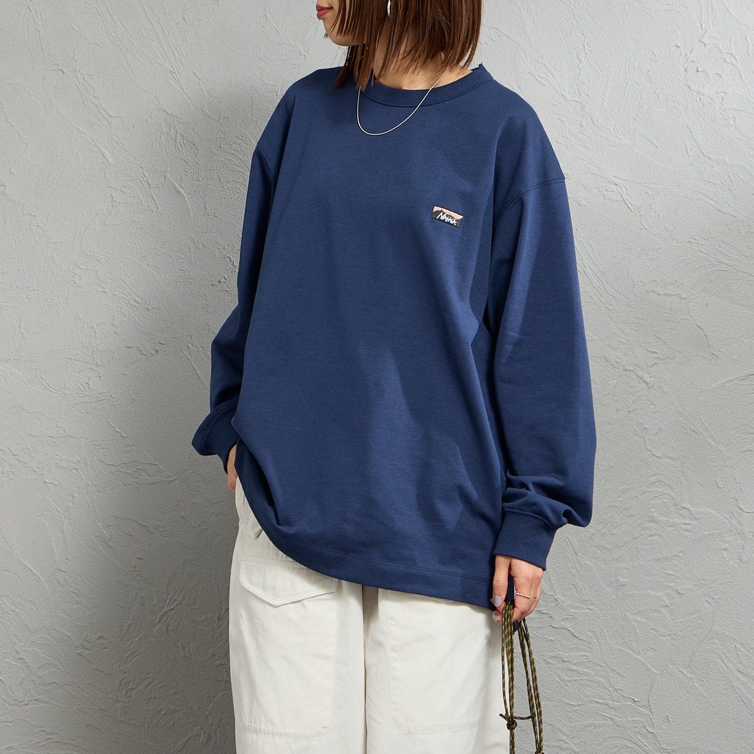 NANGA [ナンガ] エコハイブリッド ボックスロゴ刺繍Tシャツ [NW2411-1G803] WHT &&モデル身長：159cm 着用サイズ：S&&