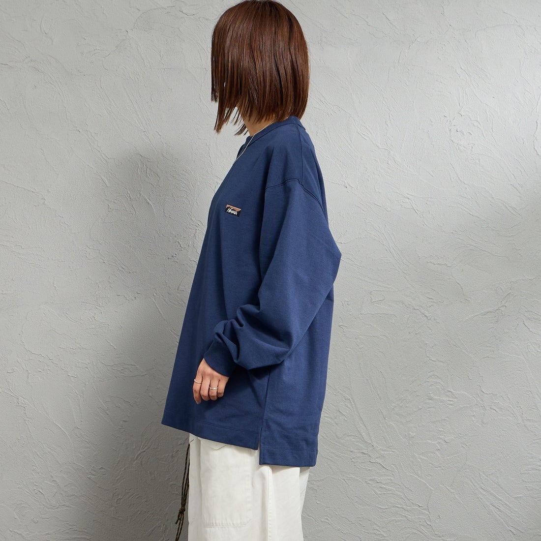 NANGA [ナンガ] エコハイブリッド ボックスロゴ刺繍Tシャツ [NW2411-1G803] WHT &&モデル身長：159cm 着用サイズ：S&&