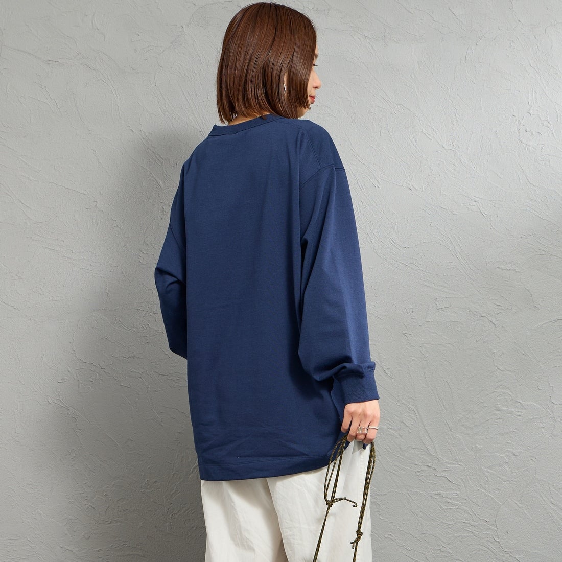 NANGA [ナンガ] エコハイブリッド ボックスロゴ刺繍Tシャツ [NW2411-1G803] WHT &&モデル身長：159cm 着用サイズ：S&&