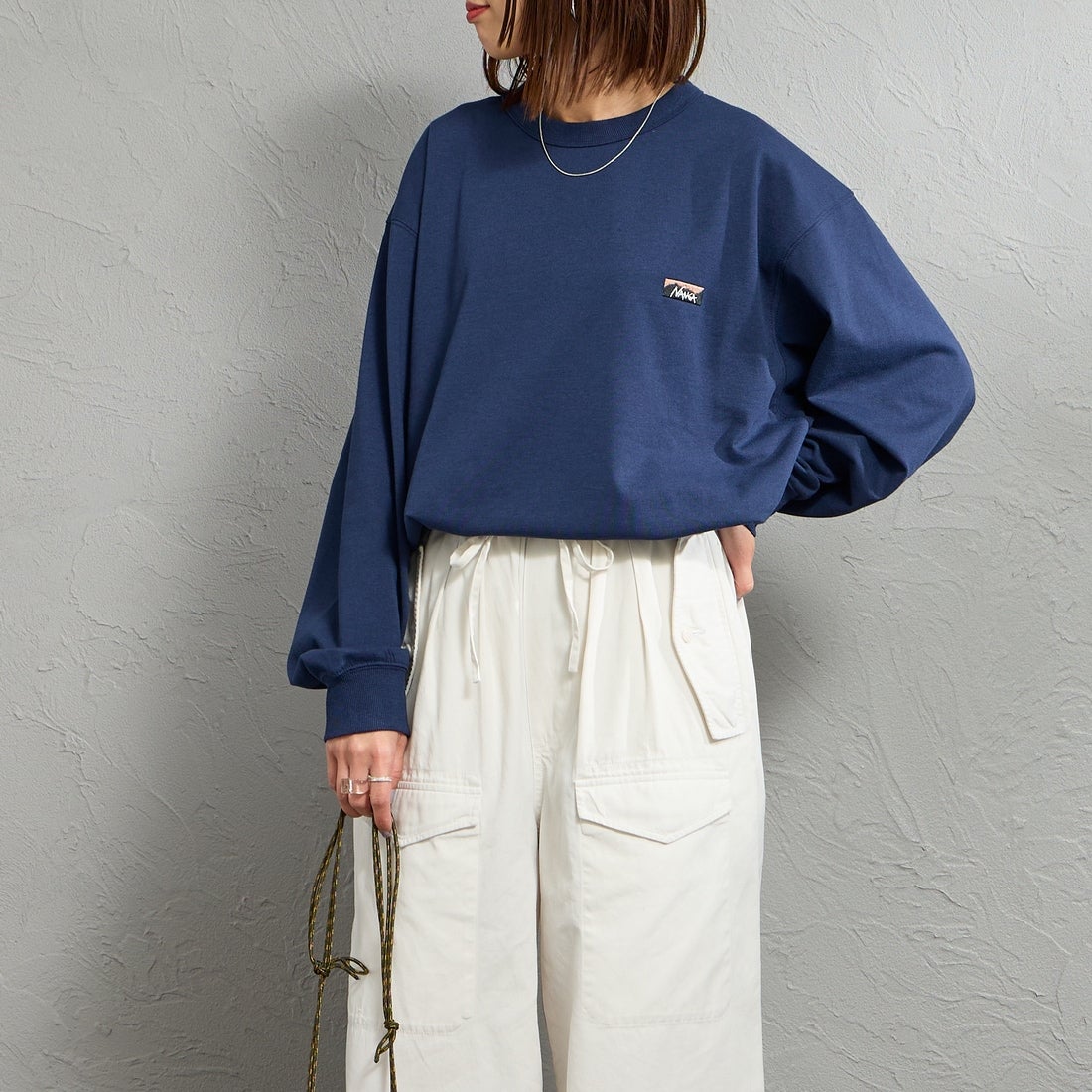 NANGA [ナンガ] エコハイブリッド ボックスロゴ刺繍Tシャツ [NW2411-1G803] WHT &&モデル身長：159cm 着用サイズ：S&&