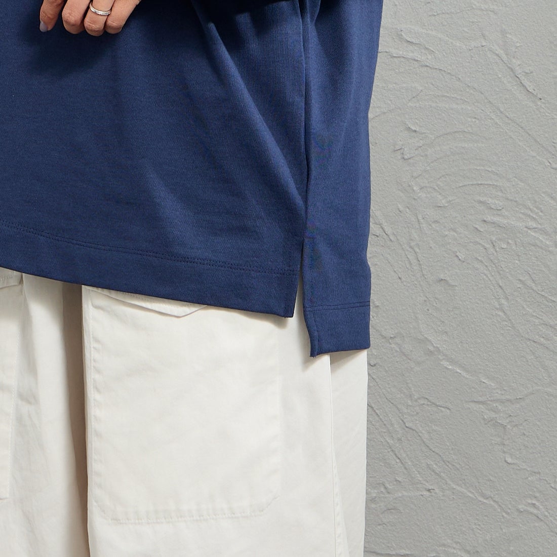 NANGA [ナンガ] エコハイブリッド ボックスロゴ刺繍Tシャツ [NW2411-1G803] WHT &&モデル身長：159cm 着用サイズ：S&&