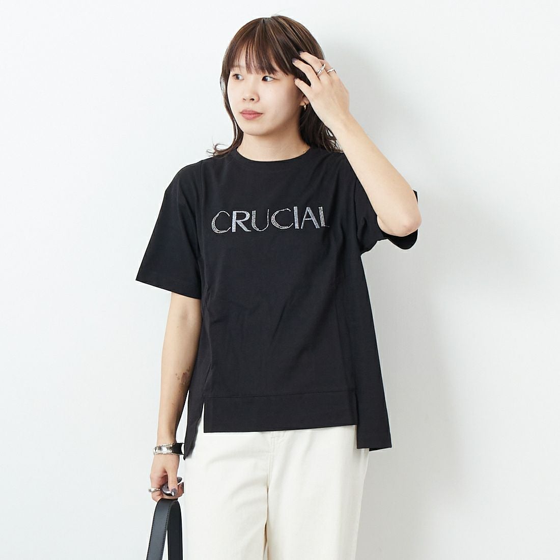 Maison de L'allure [メゾン ドゥ ラリュール] ラインストーンロゴTシャツ [M25112018] 09 BLACK &&モデル身長：167cm 着用サイズ：F&&