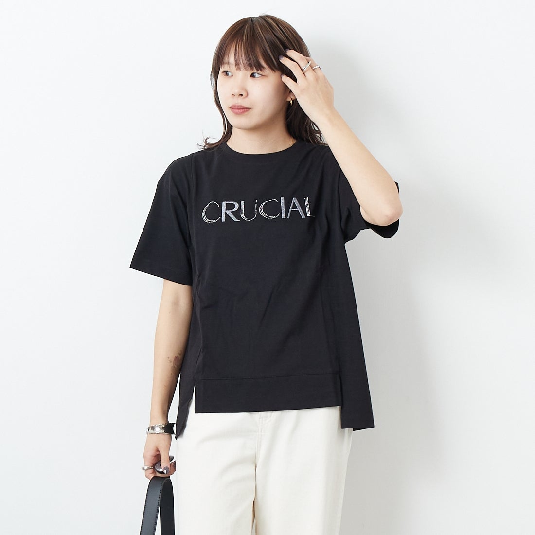 Maison de L'allure [メゾン ドゥ ラリュール] ラインストーンロゴTシャツ [M25112018] 09 BLACK &&モデル身長：167cm 着用サイズ：F&&